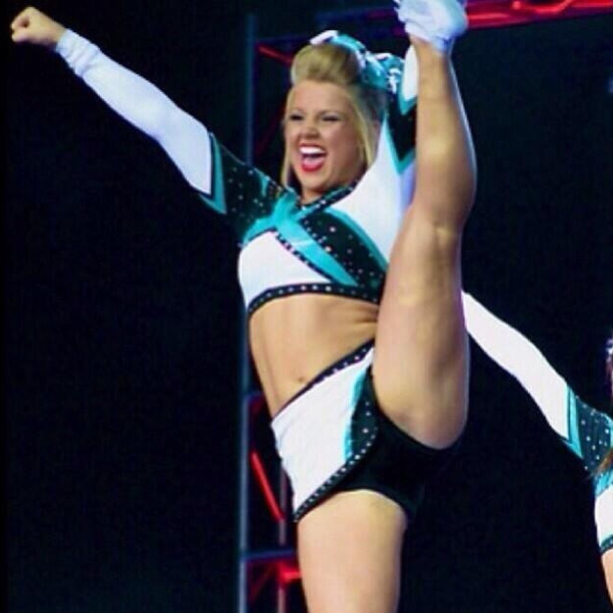 FiercestDivas's profile picture. Two girls tweetin' the truth about cheer
                     •stay fierce•