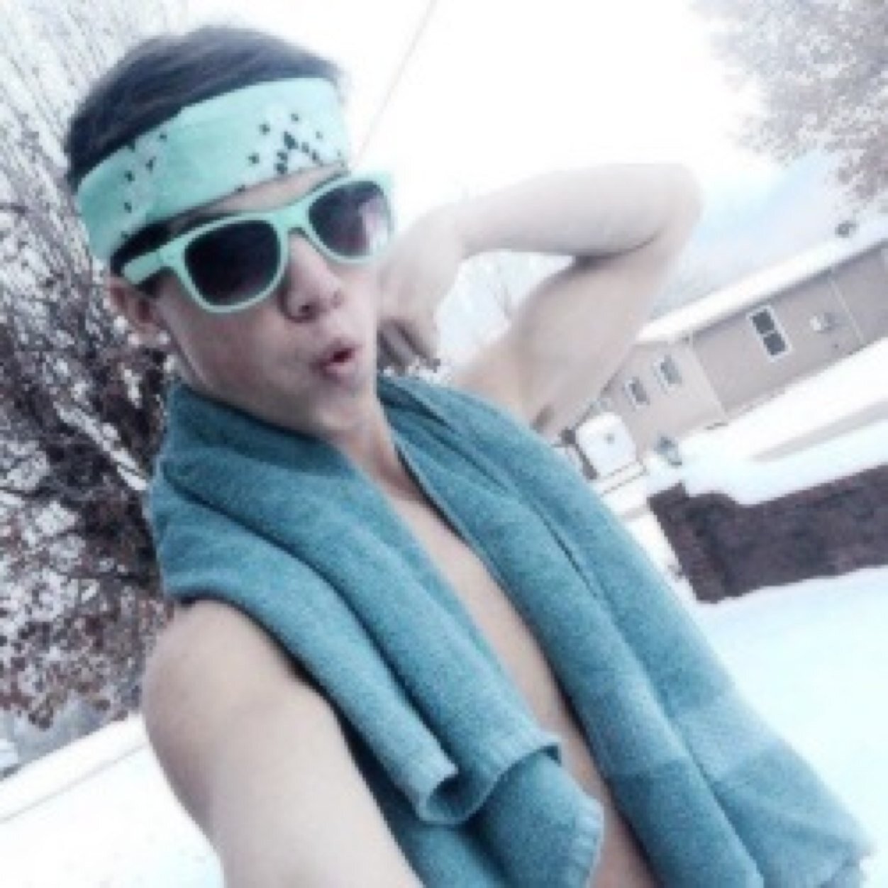 Follow @luke_caniff , @stayfvckinghigh , @5socaniff and bishjanoskians pls