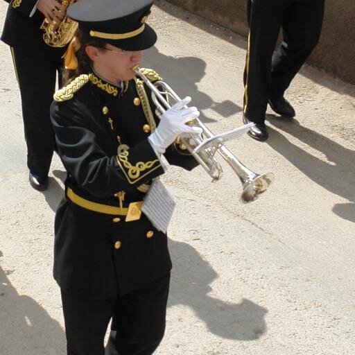 me dedico solo a la musica y tambien tengo dos facebook mio personal y otro no personal mio personal lucia martinez rivas y no de personal bandas martinez