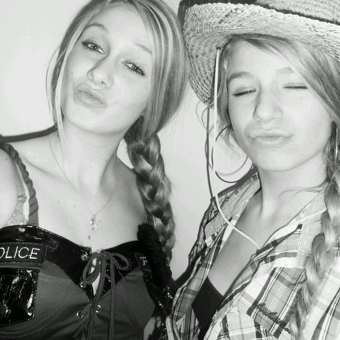 nr1# sinds2001 @elinexlove♥ev ert,tante henny,oma voor altijd in me hartje♥iris  schatjeee ♥hou van jou.. xx @brittgent