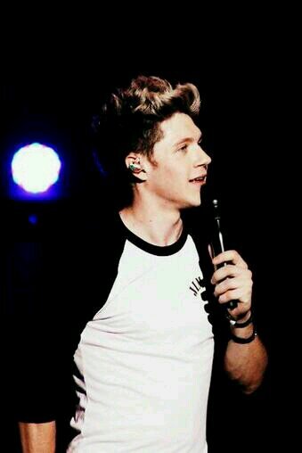 Can you please follow @niallftjmo and not this acc? :)