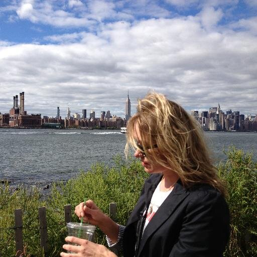 kozmonika's profile picture. 