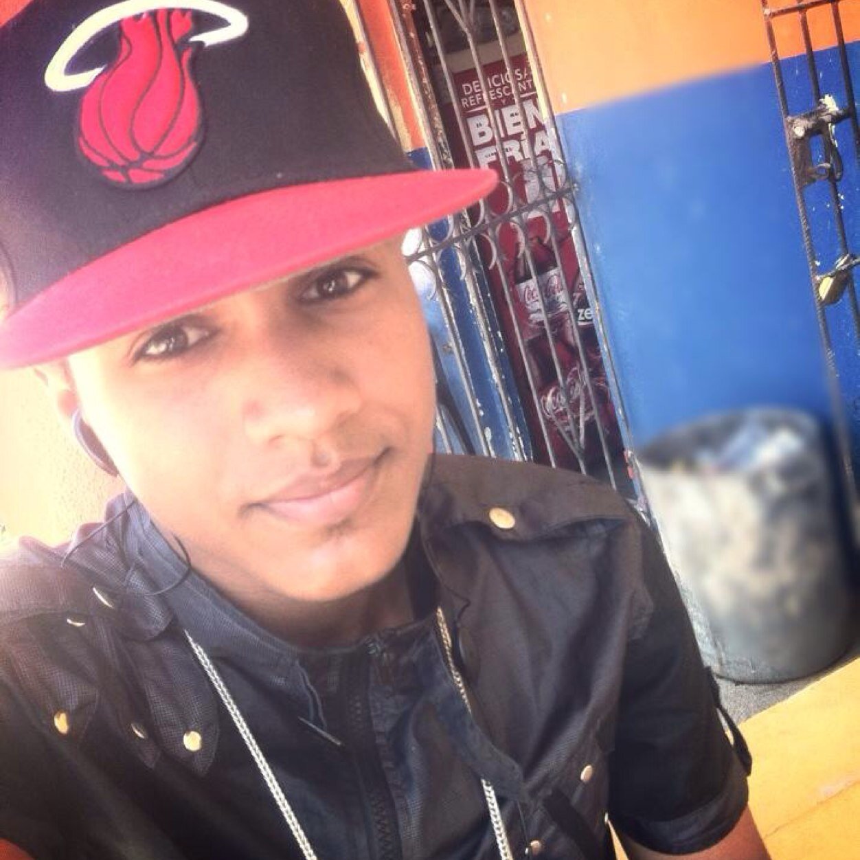 UFF cantante ,compositor mi vida la music .mi base es la humilda .frace mas importante hecha por mi no le doi mente alo que no tiene importancia . :P