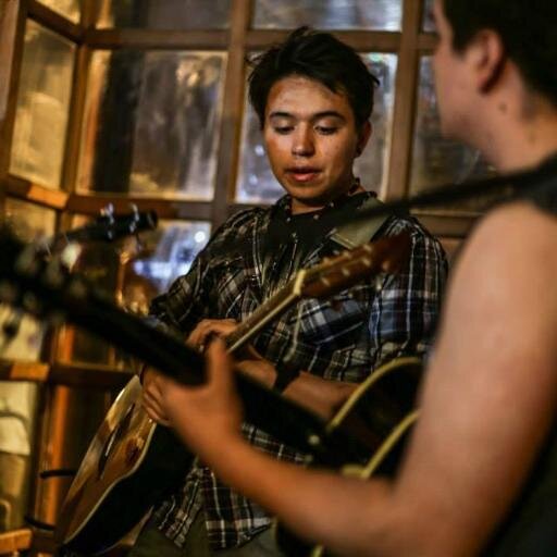 Miguel_Snow's profile picture. ...Las flores retoñan y mueren, las estrellas brillan pero eventualmente se apagan; todo muere, la tierra, el sol y hasta algo tan inmenso como este universo..