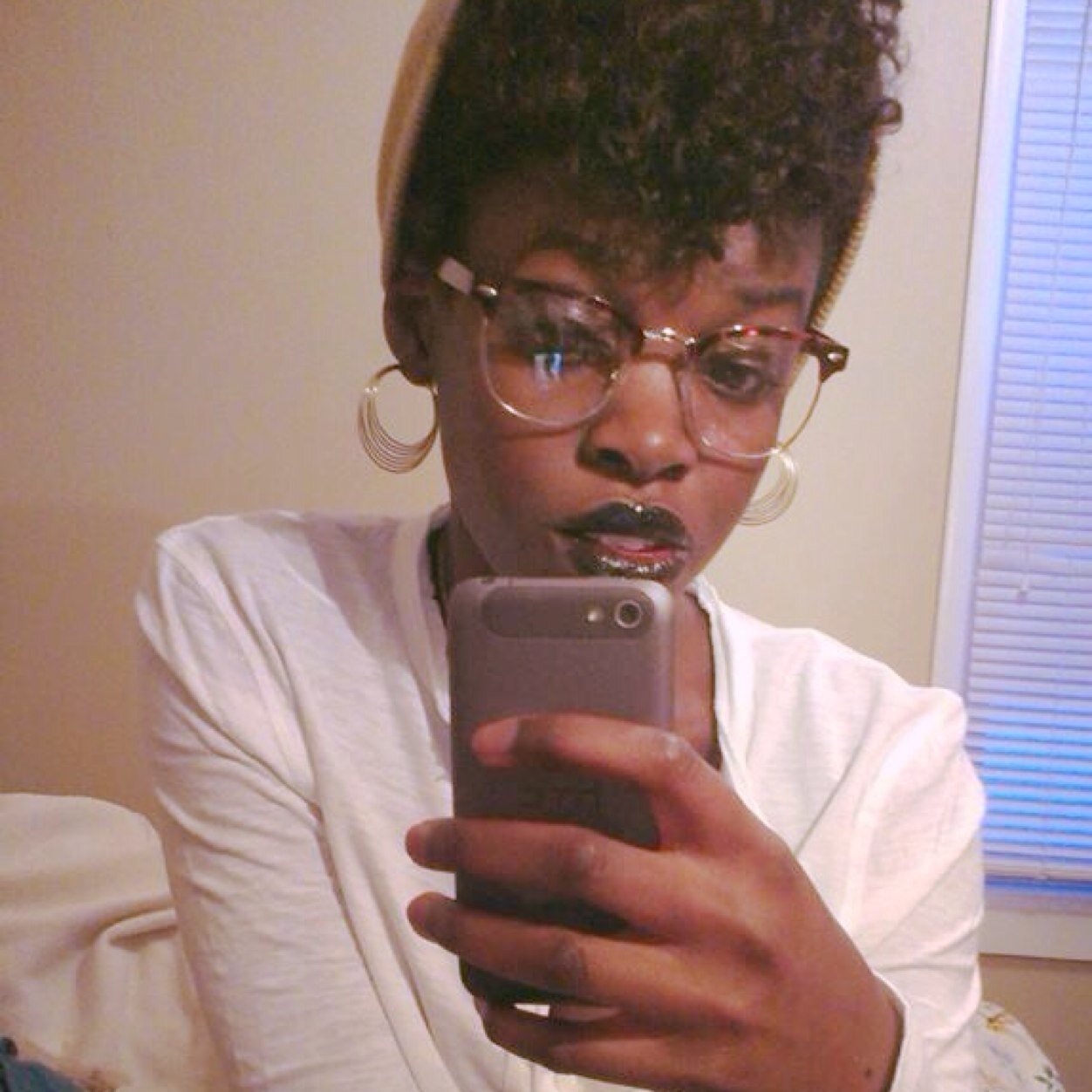 LaReineNoireee's profile picture. I'm Arielle, 19 years old, new to this Twitter shit so follow me, i'll follow back :)