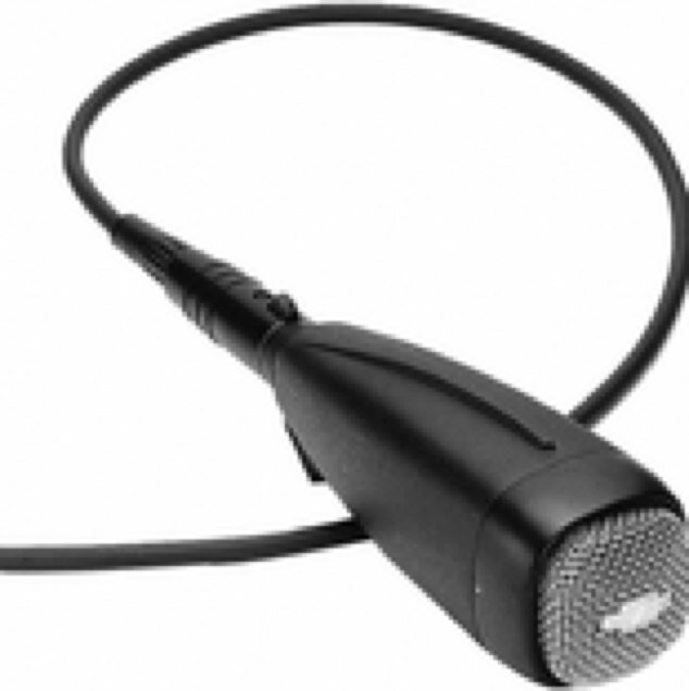 Des micros, des consoles, de la technique mais surtout de la radio. Des programmes qui parlent aux auditeurs