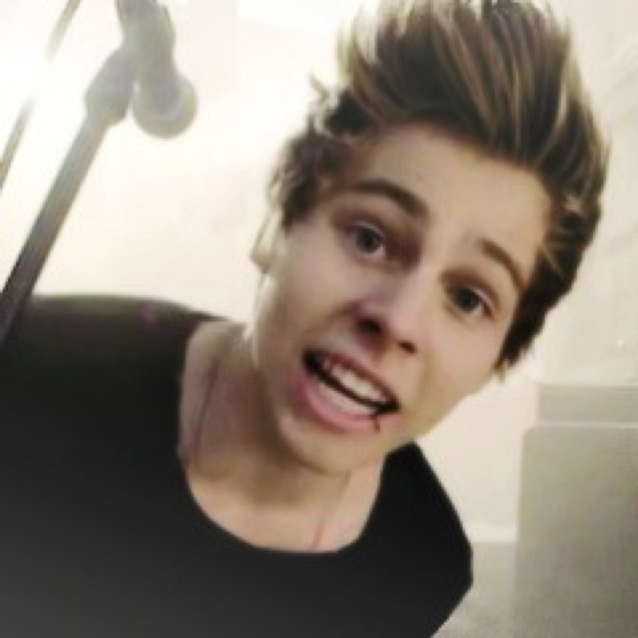 PLEASE FOLLOW @wreckhaz ✨ ASK FOR FOLLOW BACK! xx