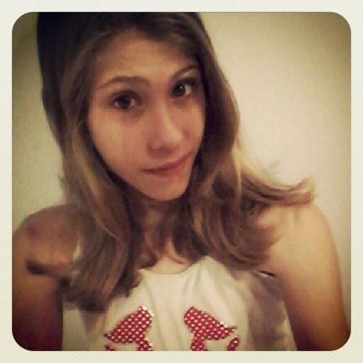 Amo andar de skate, sou directioner( fã do One Direction) e sou bi