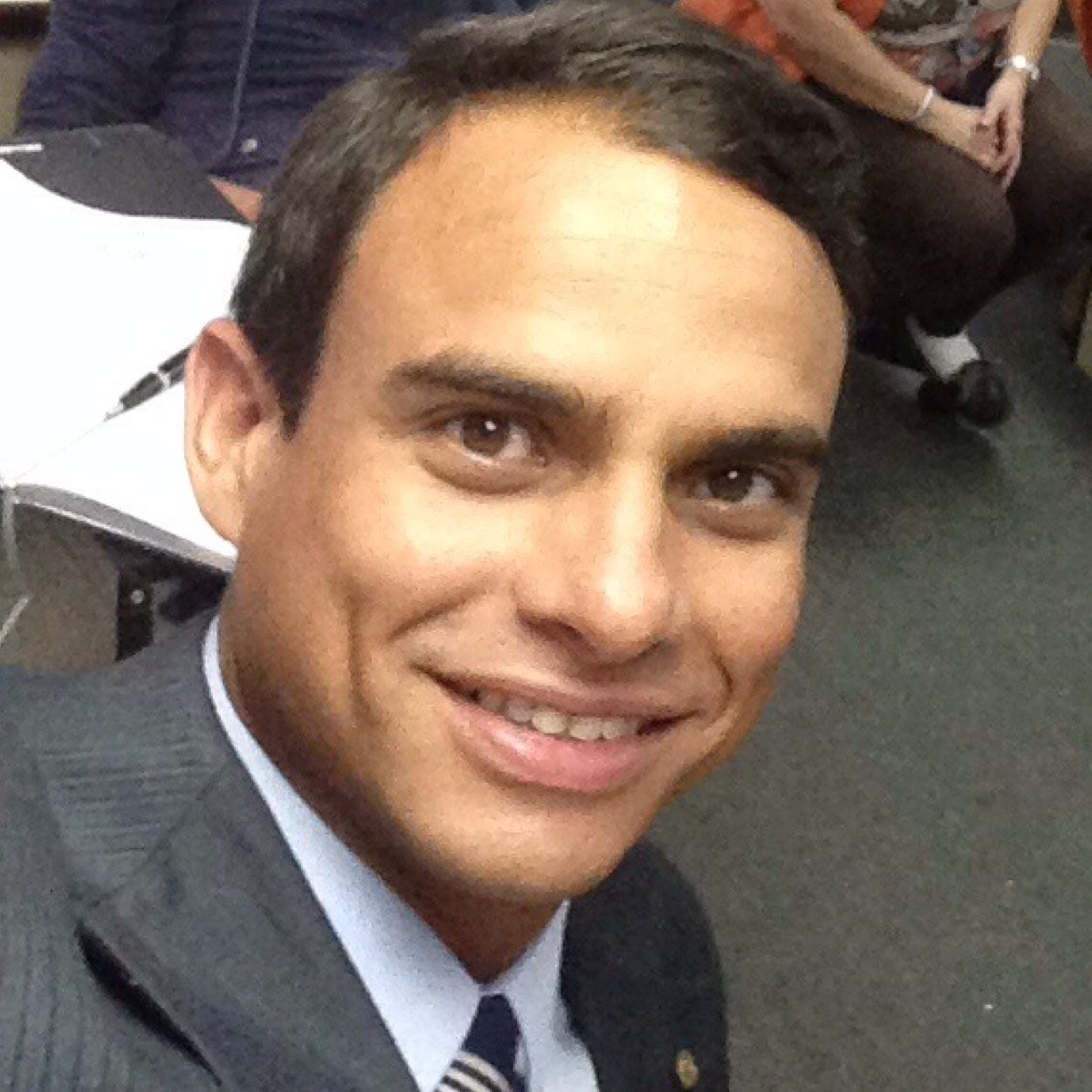 Viviendo con interés en las finanzas, el mercadeo, la tecnología y las elecciones justas y transparentes. Maratonista. Por cierto, venezolano.