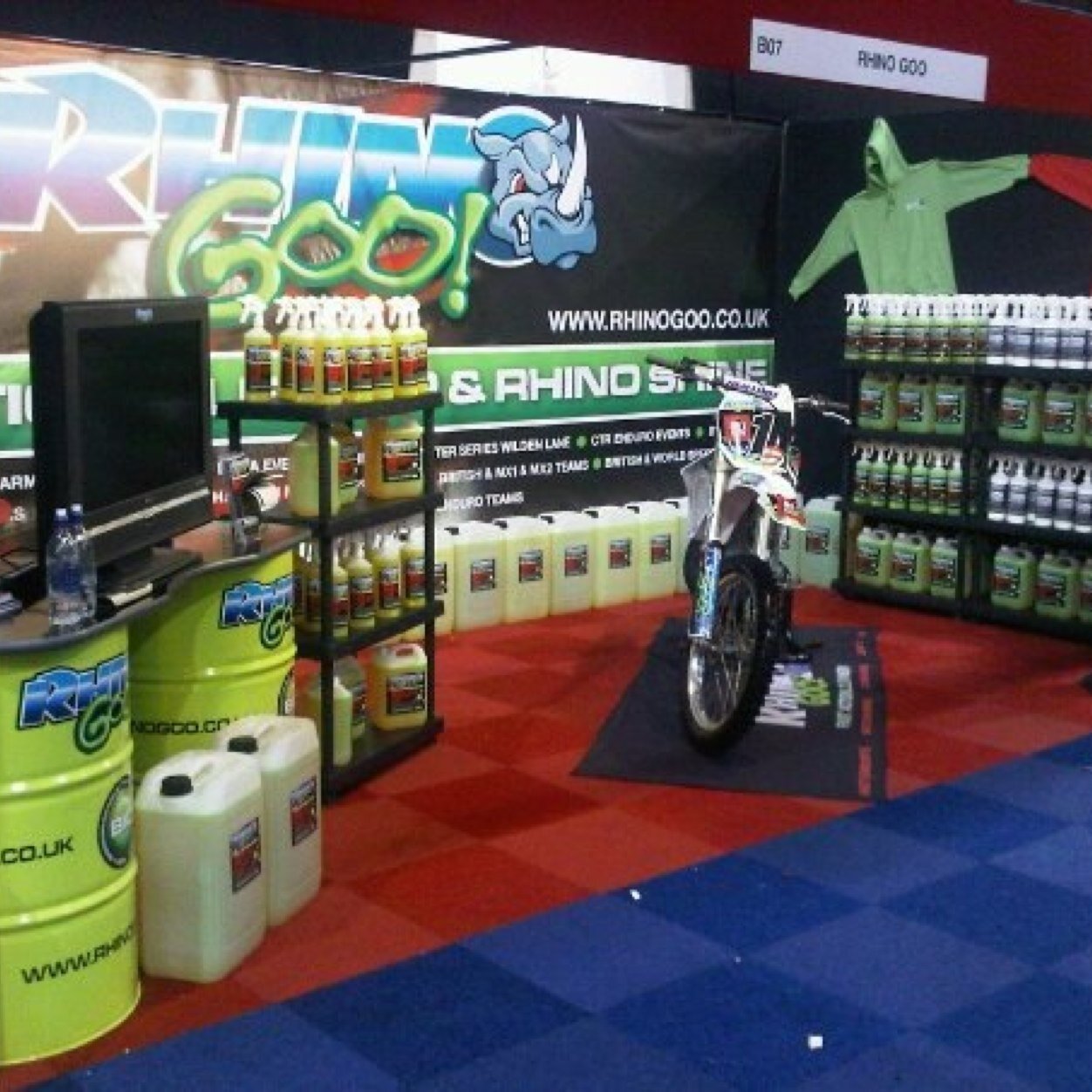 Rhino Goo is non irrritant, fully biodegradable, noncaustic and aluminium friendly. Totally safe on on anodising, suspension seals, rubber, and carbon fibre.