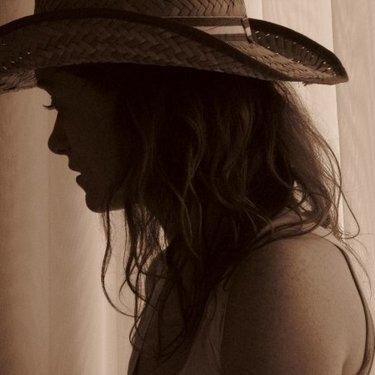 meredithlynn31's profile picture. life shrinks or expands in proportion to one's courage. anais nin