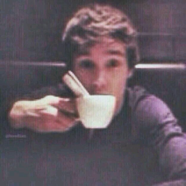 pls follow @lukingforliam she follows back :) x