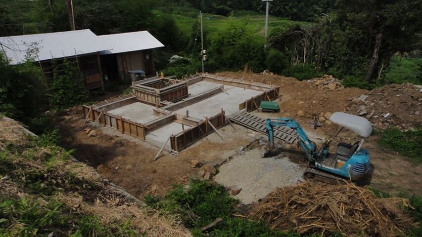 どうも里山ハウス準備室です。
2014/3/28より家を建てます。
施主の夢である『自給自足村』の足掛かりとして、エネルギー循環型の家を作っていきたいです。
つきましては、建設をワークショップ形式でやるので、参加者募集中でおま。