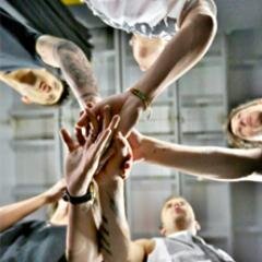 Somos um grupo de fans do One Direction. Nos marcamos vários encontros onde tem brincadeiras,prêmios,gincanas e etc...
