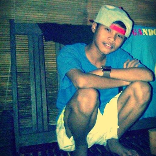 Jangan cuma di RETWEET Tapi di FOLLOW Juga,kali aja nanti jodoh. :)15-sep-2007 Twins Fams :D