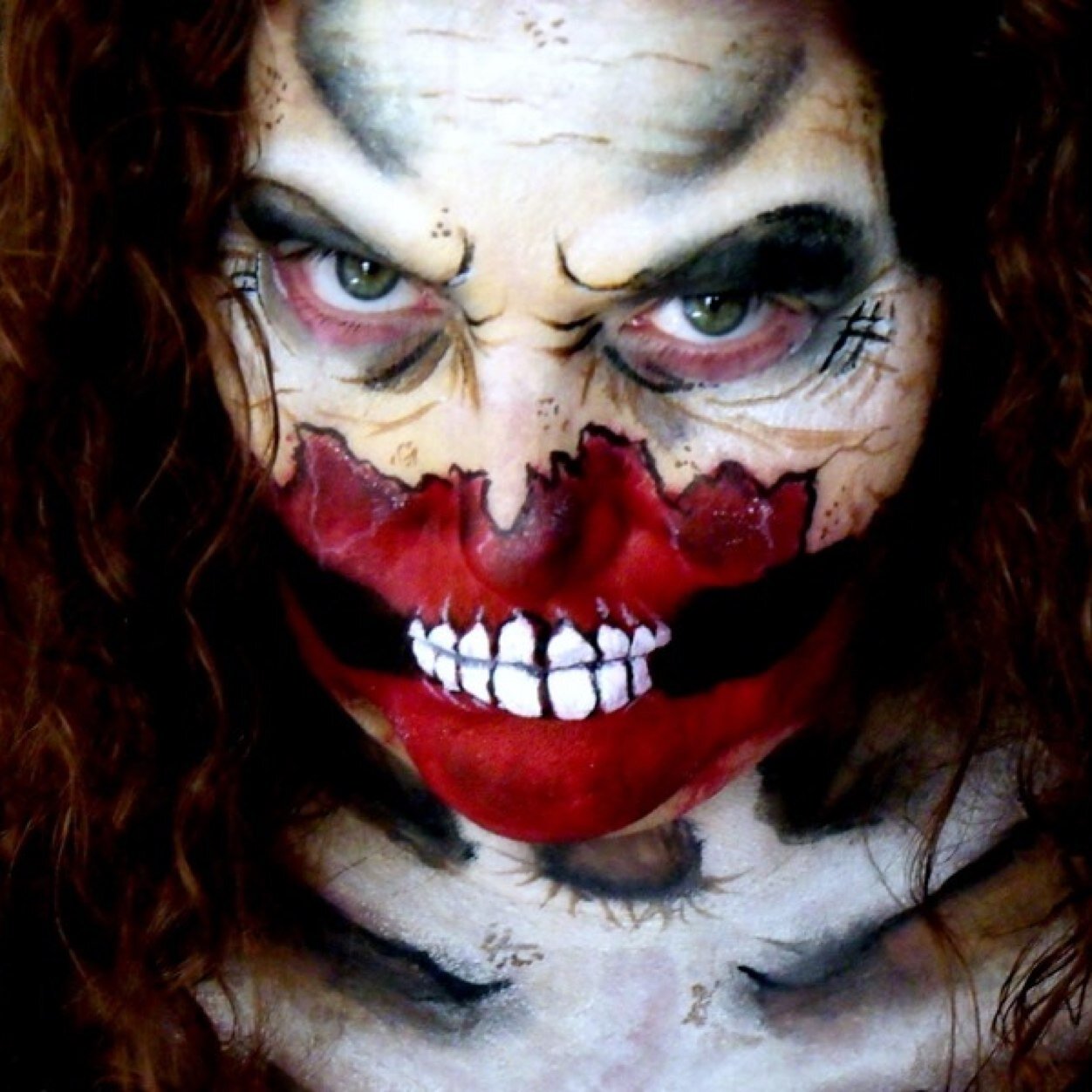Face & Body Painter who also works a full time corporate job & has a teenage daughter....burning that candle at both ends!