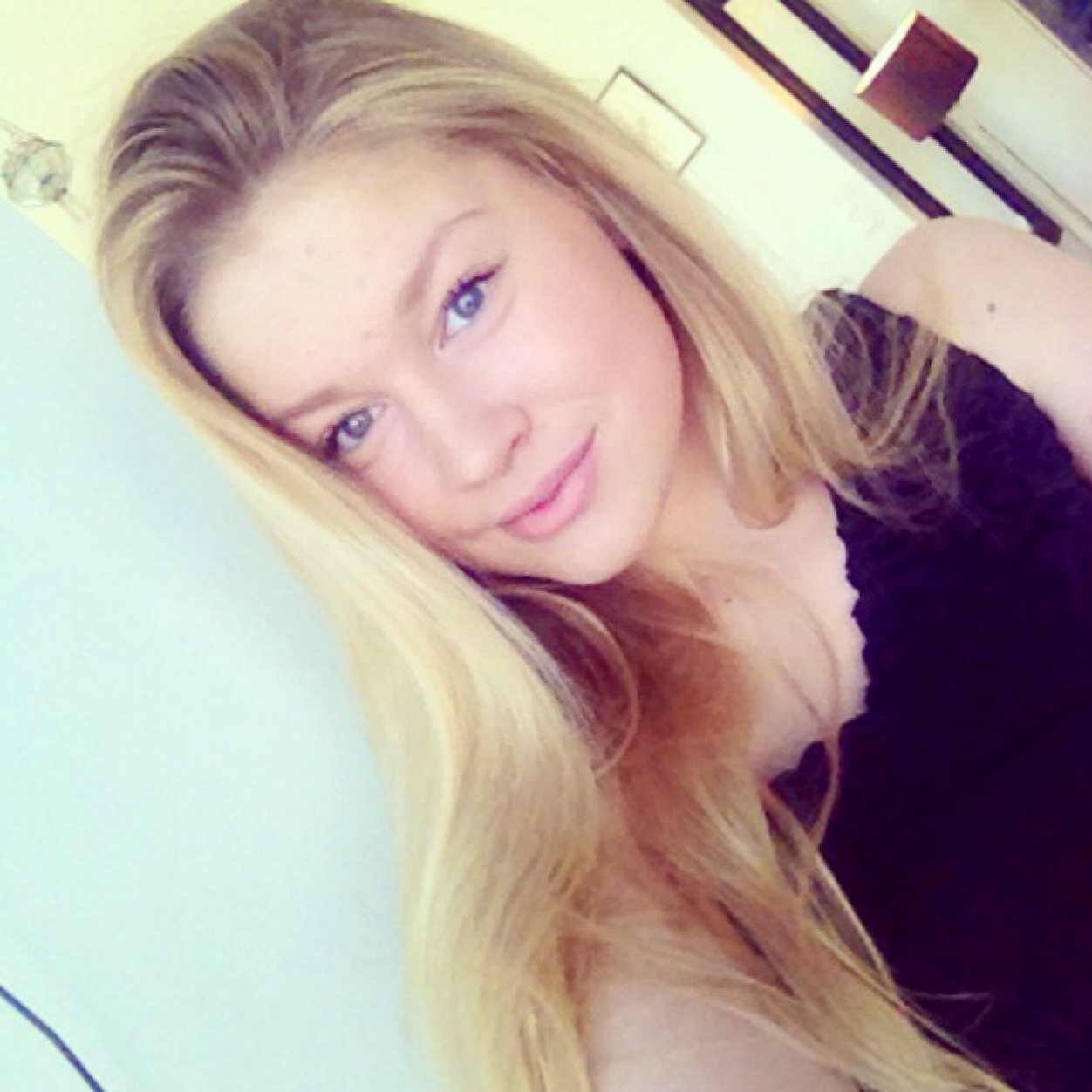 Fifteen years old girl from Fin 
Justin Bieber is my idol♔
Instagram~minealisa
