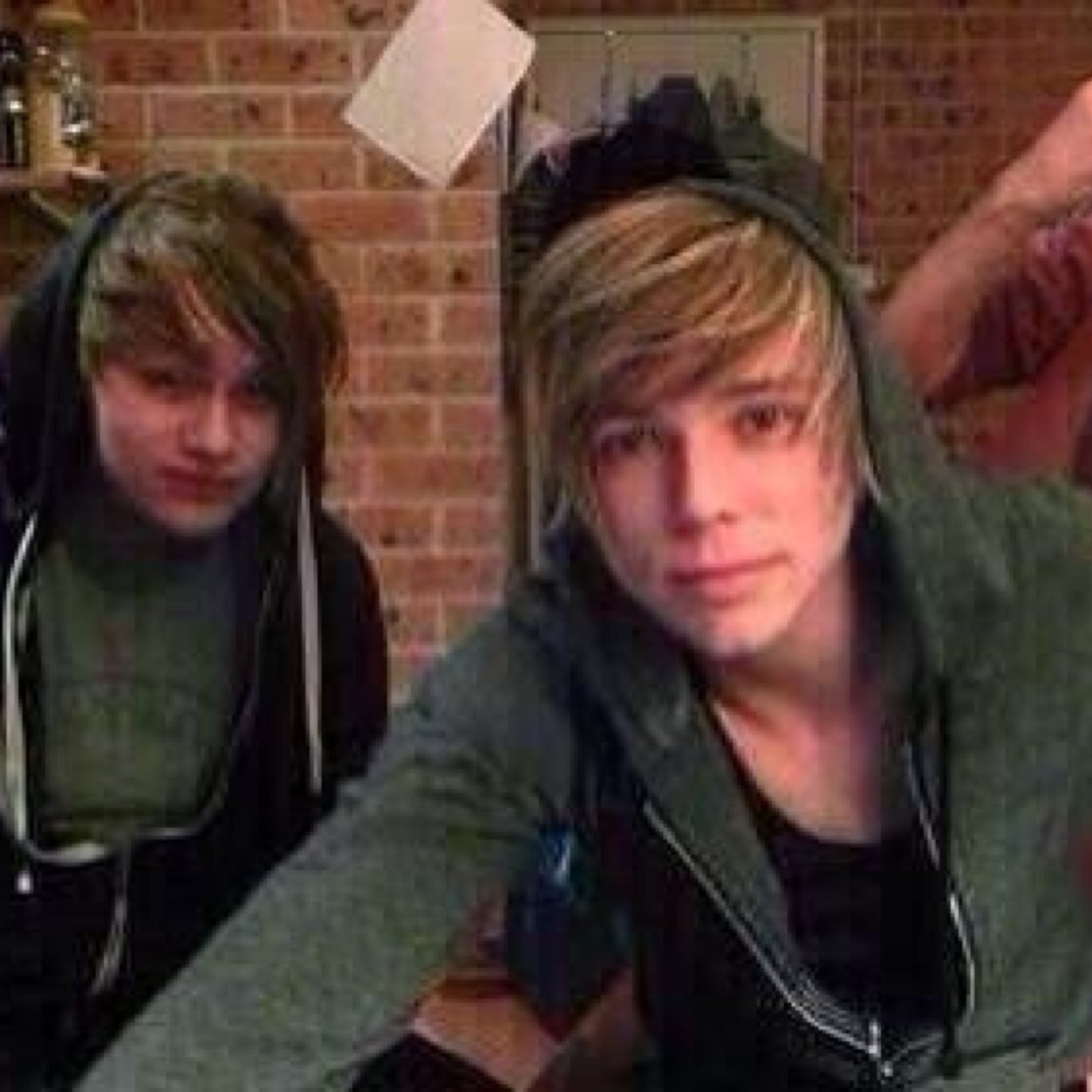 Free follow :) follow @buturnot5SOS_ and watch this video http://t.co/Ec2OSdfRxF then say what viewer you were for Luke follow help :)