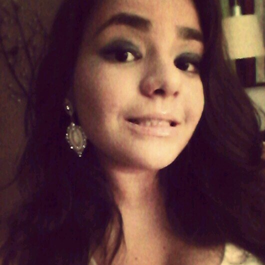 Eu ironizo, grito, choro, bato, sinto até de mais, e me decepciono. Eu dou risada de tudo, sou indiscreta e aparentemente louca. Eu sou imperfeita, desastrada .