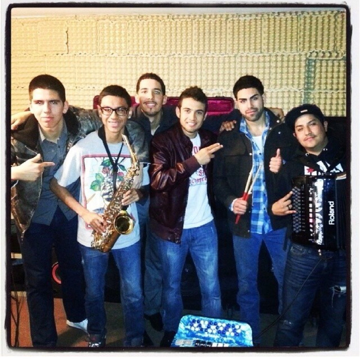 Ariel Gonzalez (Primera Voz), Victor Hernandez (Acordeonista), Irvin Delgado (Bajo Sexto), Alex Delgado (Bajista), Kenny Lopez (Baterista), Juan El Cotorro (Sax