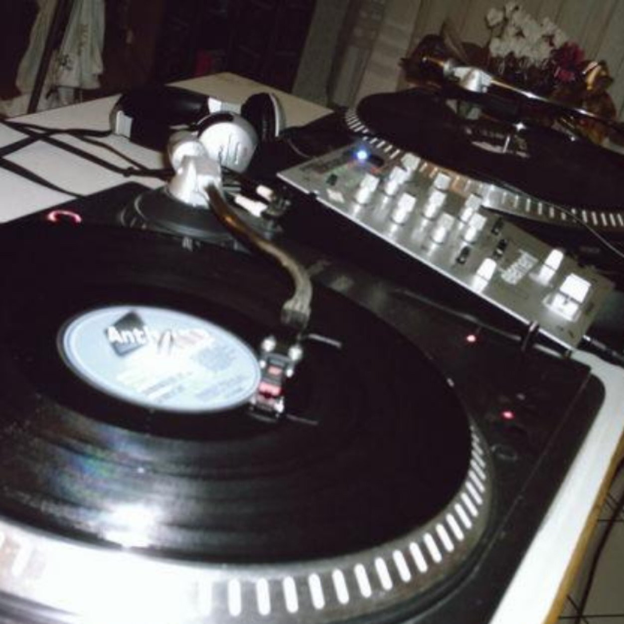 Cc :) je suis jeune Dj et je compte sur vous pour devenir connu ;) si jai pas mal de follower je publierai mes mix et je creerai surement une chaine Yt !Merci !