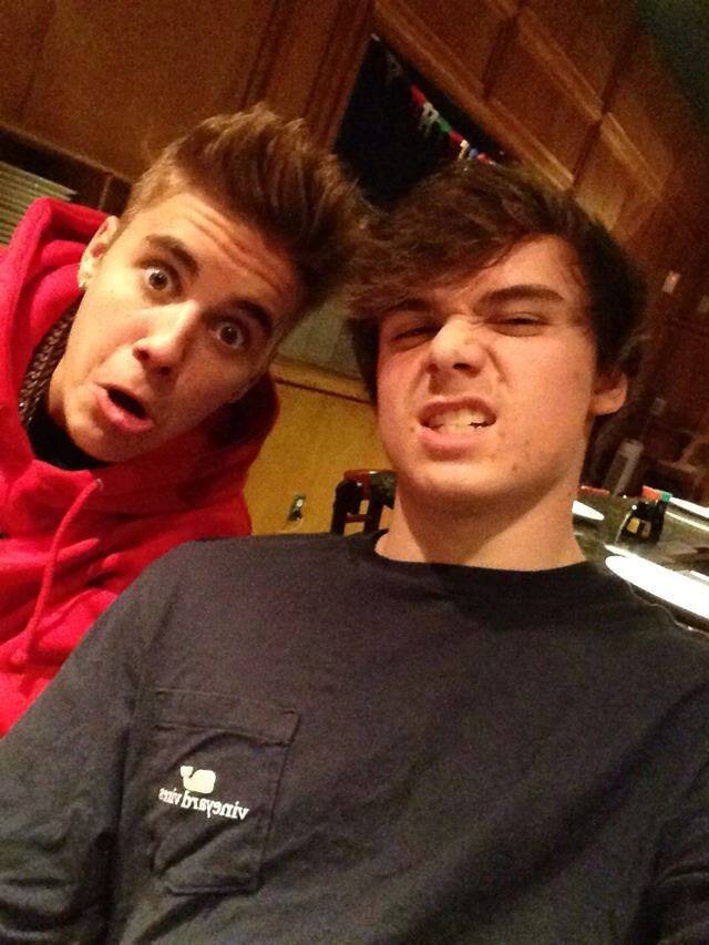 @justinbieber empezaste como un idolo, te convertiste en mi mundo.