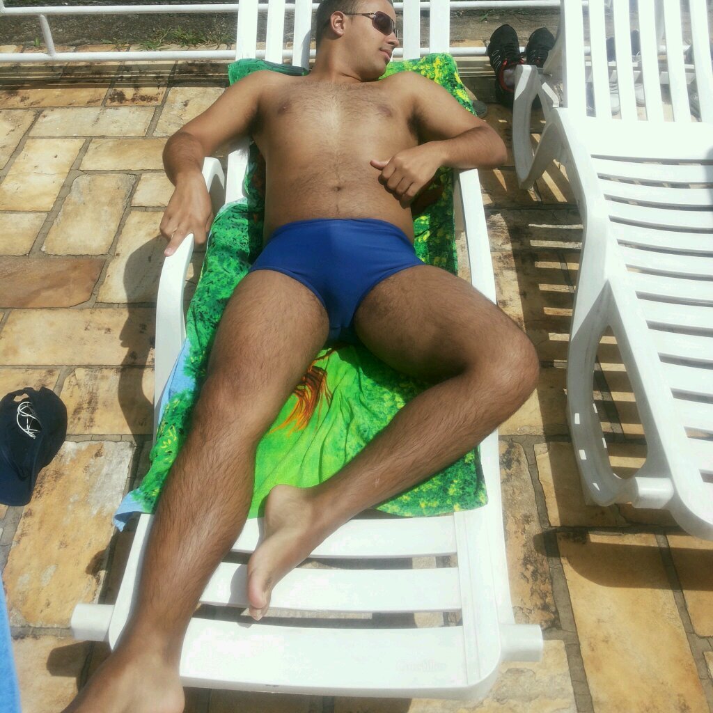 Tenho 24 Anos, curto sair com os amigos, viajar e curtir a vida! Adoro uma cerveja e uma vodka!