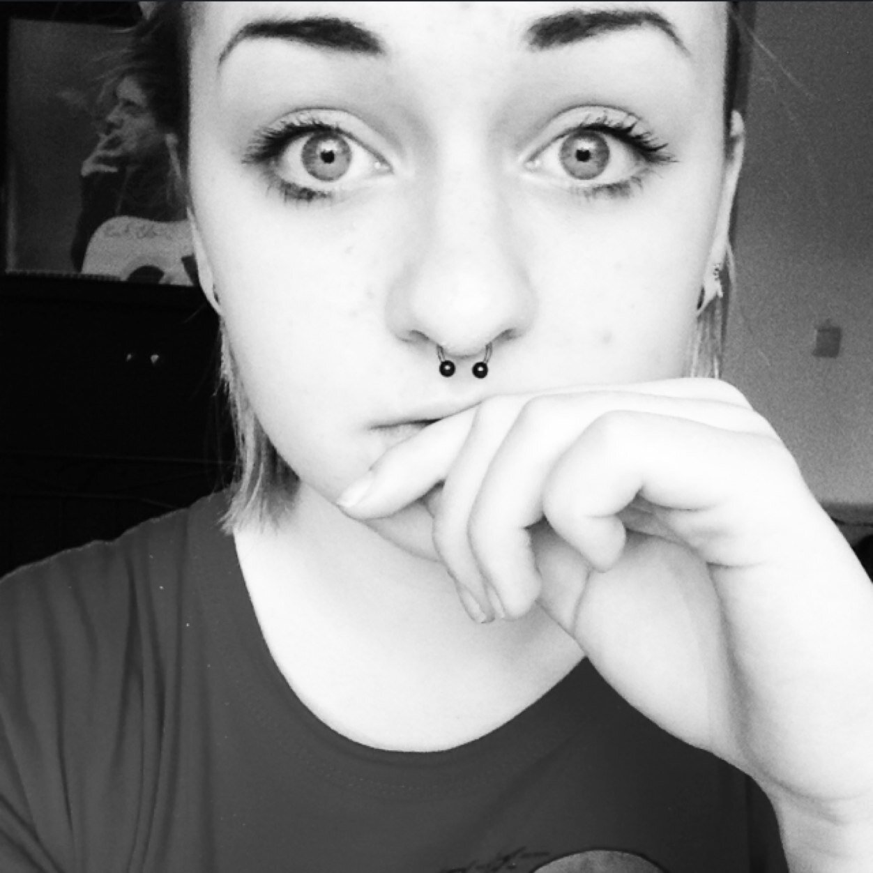 sinakitten's profile picture. MUSIC//DRAWINGS//BANDS