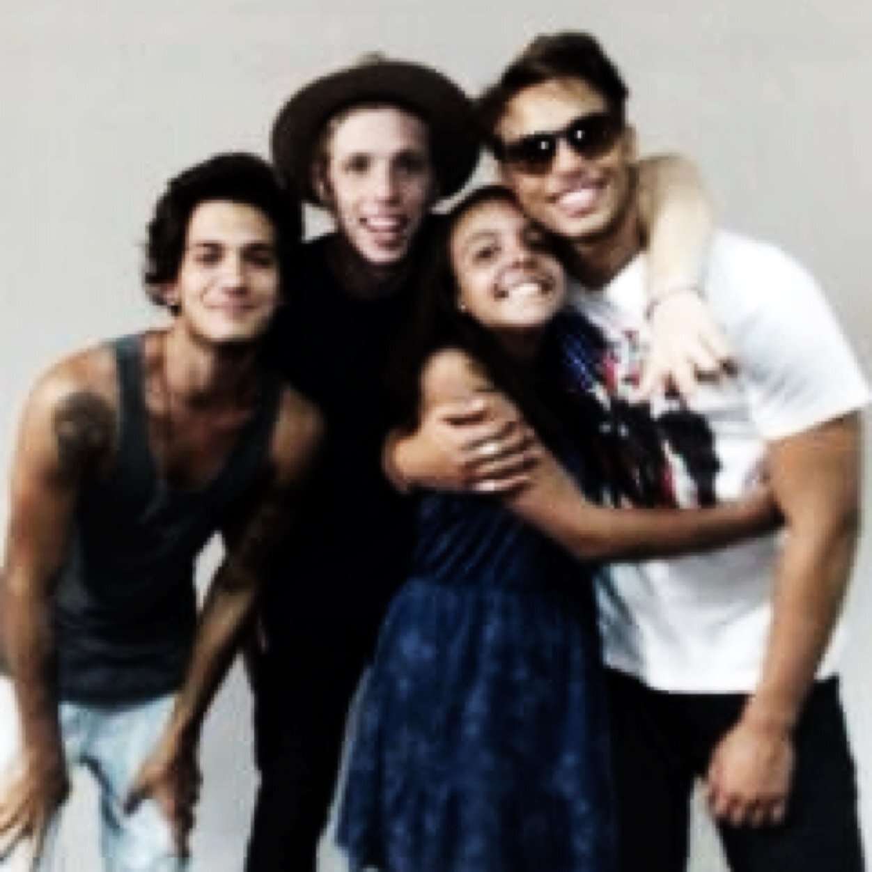 Mike,gui and igor follows - ´´beijo minha linda`` john