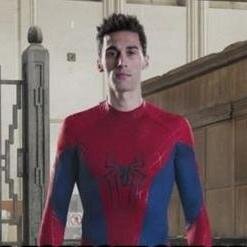 El mejor lateral derecho del Real Madrid. Antes jugador de fútbol, ahora soy Spider Man. Del Bosque no me convoca y por eso me voy a las ciudades.