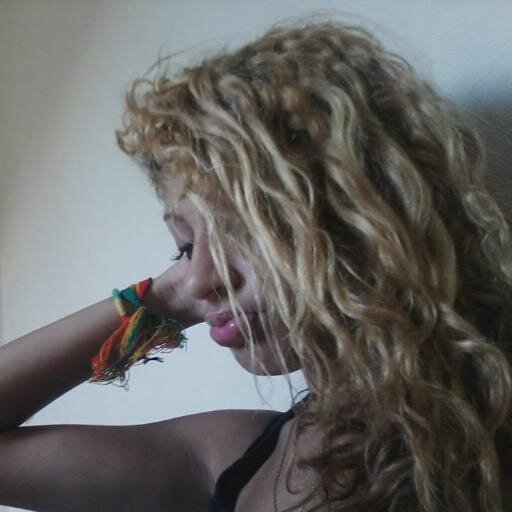 “Te desejo baixinho pra ninguém mais tentar te querer  mais que eu.” ;*s2'