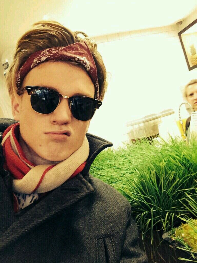 tristansbelt's profile picture. i have left the fandom have fun bet you wont miss/remember me bye