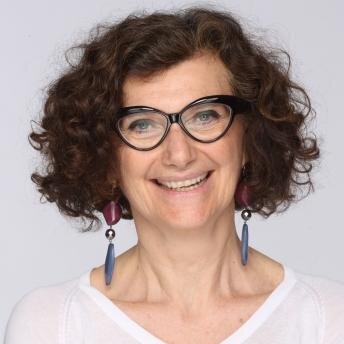 PR press office specialist. Cinema, libri e cucina. Gran cuoca, moglie e madre, ama ricevere. Ha un sogno: scrivere non solo comunicati.....