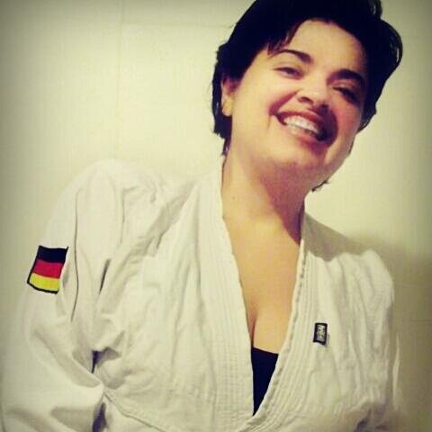 39 anos, divorciada, mãe de dois jovens, Revda. Anglicana, faixa preta de karatê, lutadora  de Jiujitsu, protetora dos animais, alemã e brasileira com orgulho.