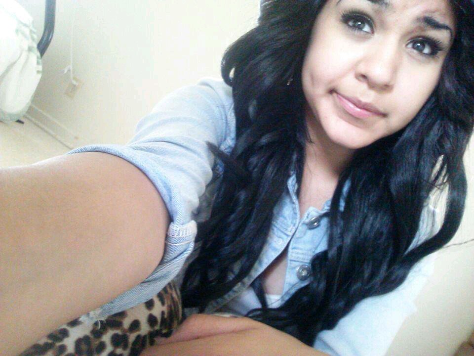 kik : ohhthatgirl1.  IG : baby_bubbaxo.    im 15,  im Mexican amd im single ._.