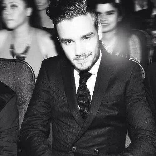 @readingnarry gave you a free follow so follow her. It would mean the world to her to reack her goal 1K