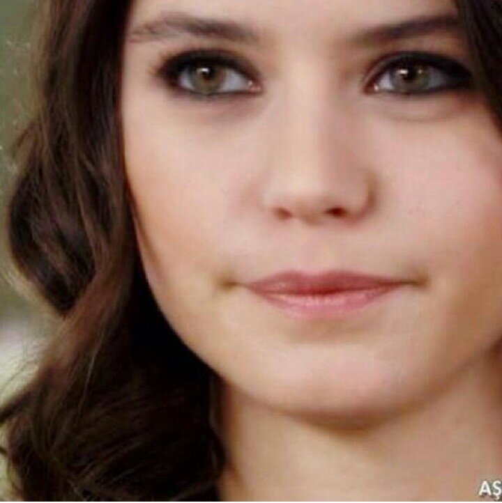 my name is fatima am 19 years old ilove listen to music and ilove travilling and hang out with my friends ...im student in first year of collage