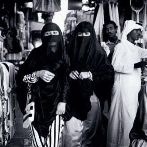 ربة منزل٫دبلومآسيه٫جآمعة نفسي ومآ تهوى ،أكتب ب الجمآل الذي أشآءه أو القبح الذي أشآءه