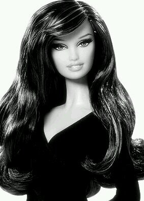 La hermana morena de la Barbie. Echando miradas bordes por Madrid. Mamá, intentaste que fuese buena, pero la vida me hizo una hija de puta.
