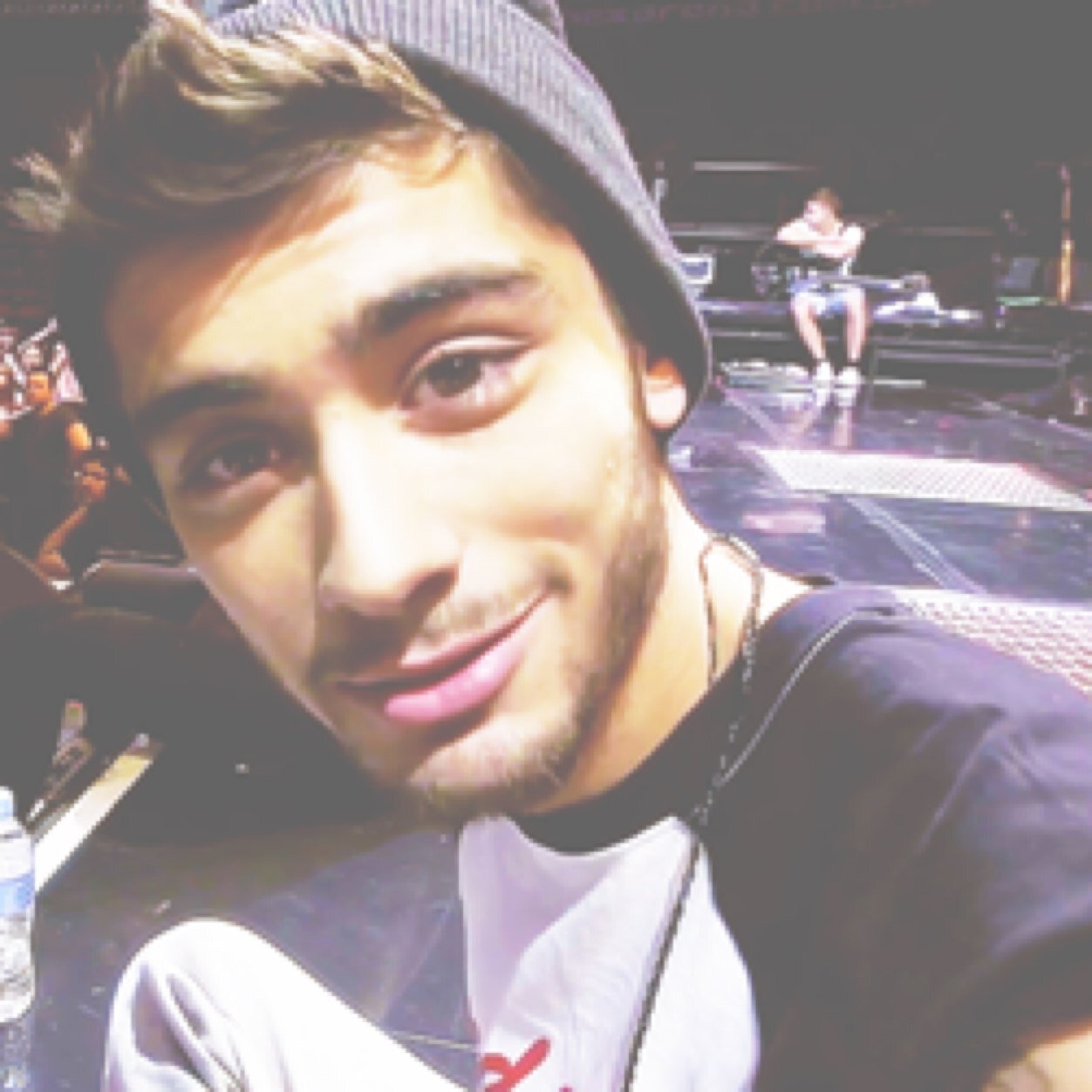 free follow from @caringmalik ask for a follow back, thanks :)