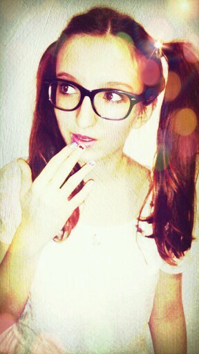 Yo no siempre estoy felíz pero procuro parecerlo para no deprimir al resto, ♥Cro+Rap :.:.:.:.:.:.:.:.:                   Instagram-  Vndreacherry