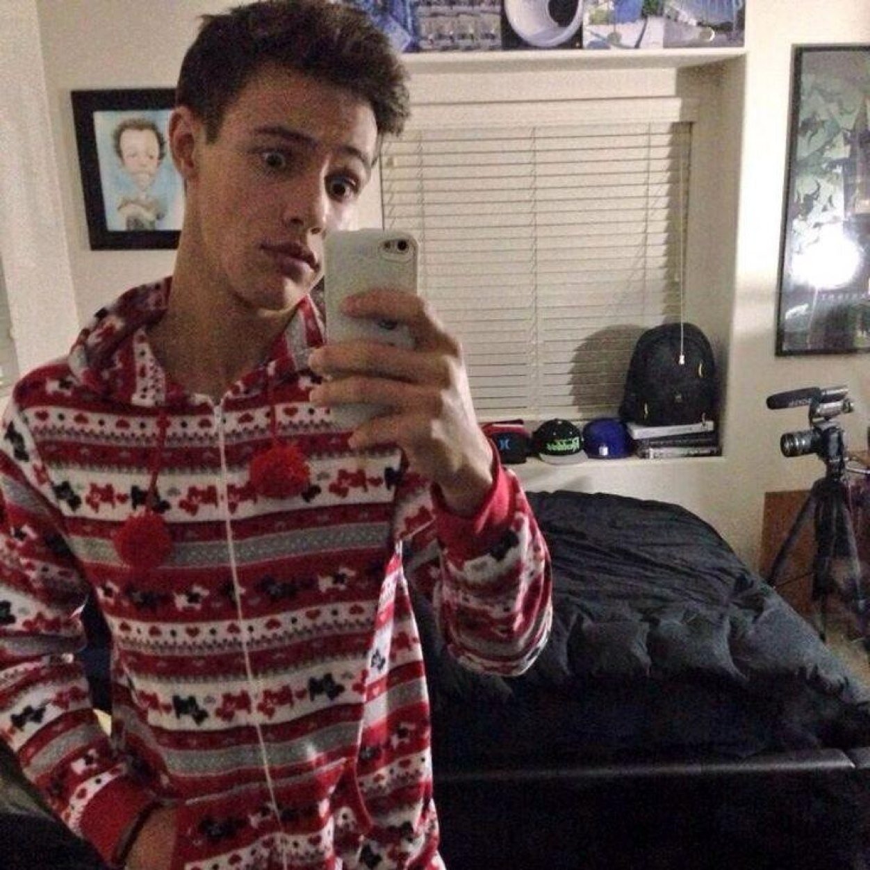 just gave you a free follow, follow @toxiccamandnash please