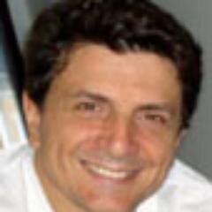 Um homem cadeirante apaixonado pela vida.