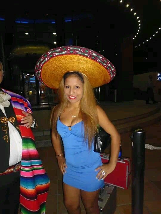 Asi como  lloro tanbiem sonrio.asi como caigo tabien me levanto.asi como amo tanbiem olvido:3