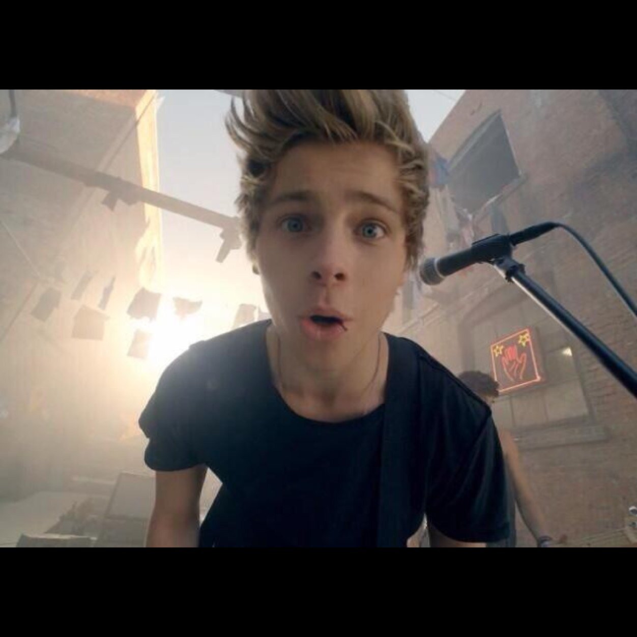 I gave you a free follow bc ily now go and follow @MukesHeroin