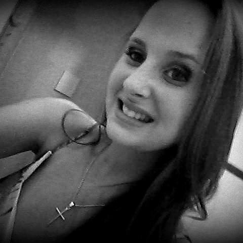 Vou sorrir mesmo triste. Vou me levantar mesmo após cair. Sempre fui assim, feliz, persistente e acima de tudo forte.
