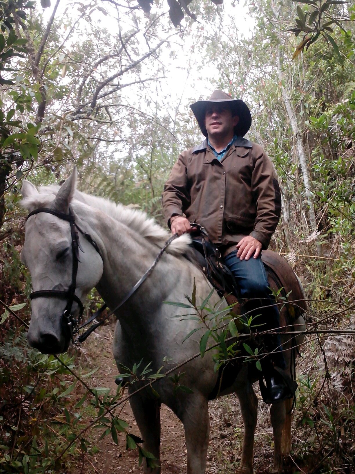 Ing.Agropecuario, ganadero,productor lechero, amante de la naturaleza,defensor de la verdad, ,animales y medio ambiente.
Apicultor