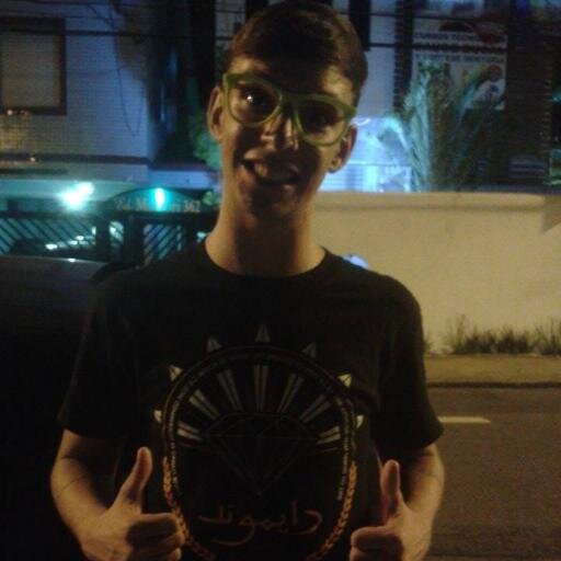 18 Anos , moro em santos, amo jogar bola, e quem quiser conhecer mais , só me seguir :D