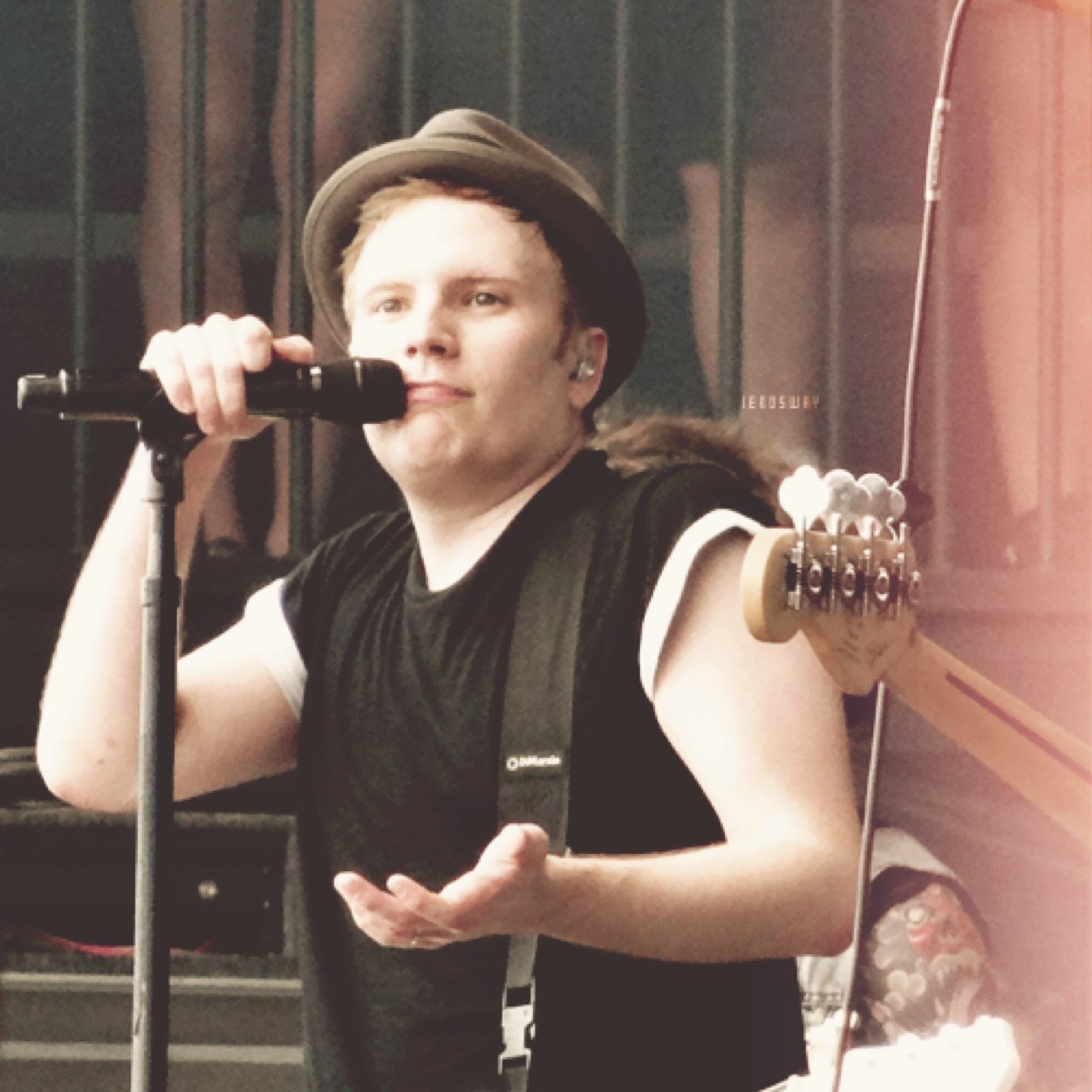 ☹Fall Out Boy kinda ruined my social life☻