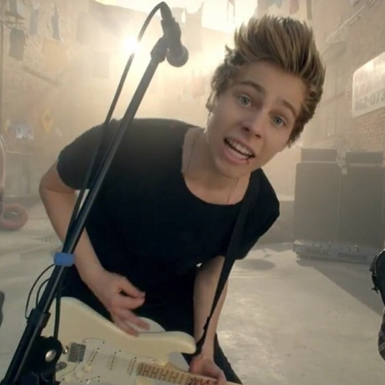5 Seconds of Summer are the best. 

Lol Luke Hemmings is mine so back off. 
Follow me please!